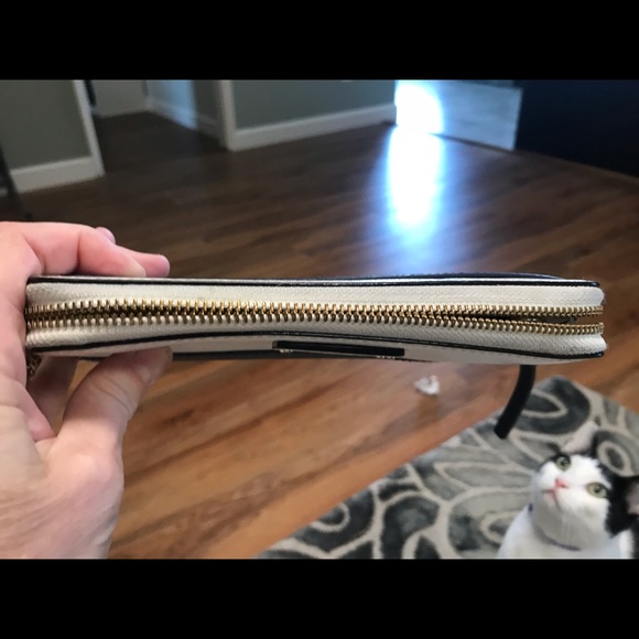 Like New Kate Spade Navy Blue and White Zip-Around Leather Wallet 🥰 Spacious! - Picture 5 of 8